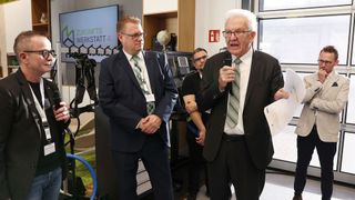 Konstruktiver Dialog in der Zukunftswerkstatt 4.0: (v. l.) Prof. Dr. Stefan Reindl, IfA-Direktor, Carsten Beuß, Hauptgeschäftsführer des Verbands des Kraftfahrzeuggewerbes Baden-Württemberg, und Ministerpräsident Winfried Kretschmann im Gespräch über die Transformation der Automobilbranche (Bild: Zukunftswerkstatt 4.0)