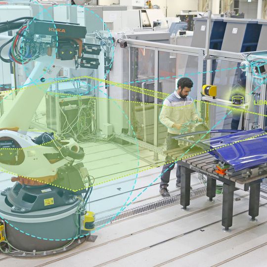 Keine Panik! Mithilfe der sogenannten „LiDAR“-Sensorik und Kameraüberwachung müssen Roboterbewegungen nicht mehr so stark abgebrembst werden, wenn sich ein Mensch nähert. Der Produktivität täte das keinen Abbruch, sagen Forscher vom Fraunhofer IWU. So geht`s ... Keine Panik! Mithilfe der sogenannten „LiDAR“-Sensorik und Kameraüberwachung müssen Roboterbewegungen nicht mehr so stark abgebrembst werden, wenn sich ein Mensch nähert. Der Produktivität täte das keinen Abbruch, sagen Forscher vom Fraunhofer IWU. So geht`s ...