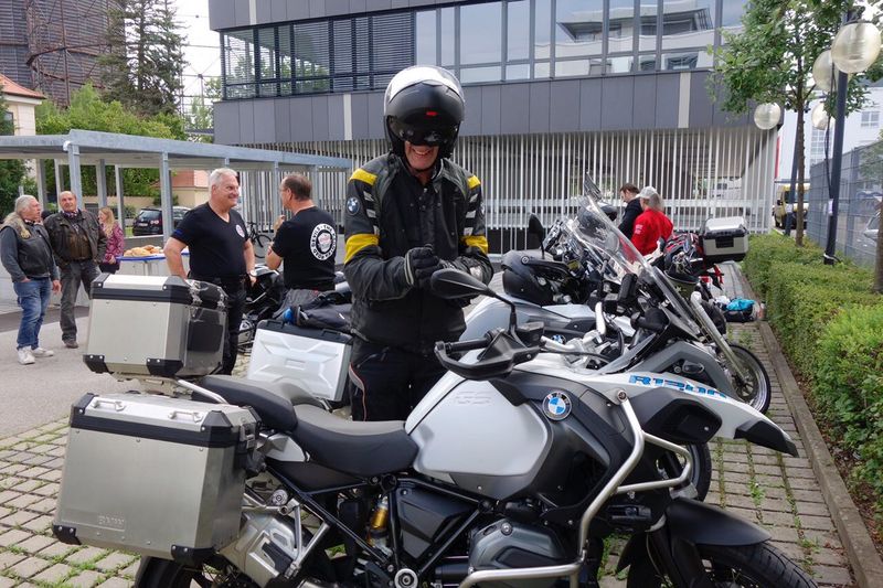 Ingo Edler ist mit seiner BMW R 1200 GS (es gab 5 davon!) bereit zur Abfahrt. (Vogel IT-Medien GmbH)
