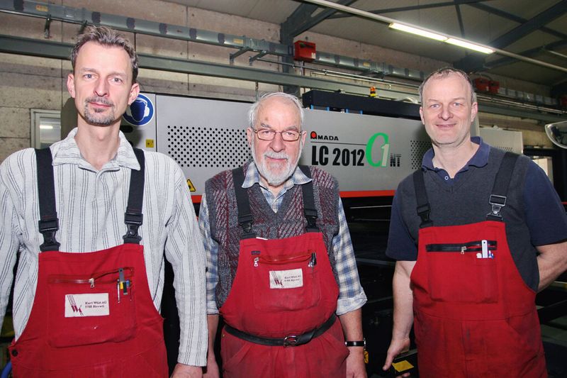 Nachfolgeregelung gelöst: Firmengründer Kurt Wüst (Mitte) mit seinen beiden Söhnen, Produktionsleiter Daniel Wüst (links) und Geschäftsführer Marcel Wüst. (Bild: Anne Richter, SMM)