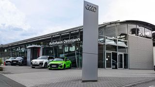 Unter neuer Führung: Im Autohaus Ostmann in Wolfhagen (VW, Audi, Seat/Cupra, Skoda, MG, Maxus) zieht sich Reinhard Ostmann aus der Geschäftsführung zurück. Mike Altmann und Vitali Klein übernehmen das operative Geschäft. (Bild: Autohaus Ostmann)