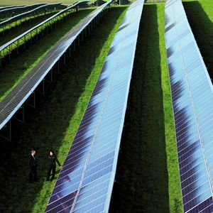Du Pont stellt Photovoltaik-Materialien her und betreibt an Standorten rund um die Welt eigene Solaranlagen, um einen Teil seines Strombedarfs zu decken.