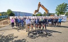 Von links nach rechts: Axel Deck (Geschäftsbereichsleiter Freyler Industriebau Standort Nord-Baden), Peter Boch (Oberbürgermeister der Stadt Pforzheim), Bernd Glauner (Geschäftsführender Gesellschafter der Ferd. Haecker GmbH & Co. KG), Michaela Erdmann (Prokuristin der Ferd. Haecker GmbH & Co. KG), Armin Fiess | Architekt | Scailab Stuttgart). (Bild:  Tilo Keller)