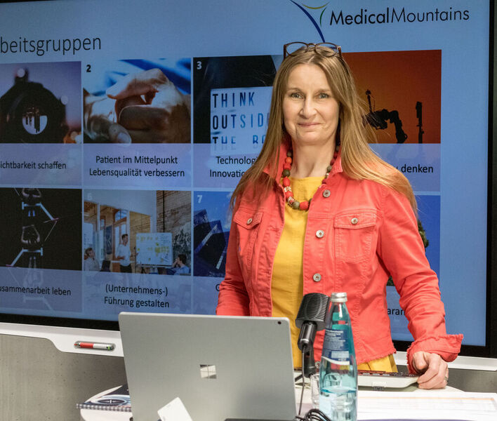 Wie die weiteren Moderatorinnen und Moderatoren begleitete Ressortleiterin Britta Norwat ihre Arbeitsgruppen vor der Kamera – dass der Workshop virtuell stattfand, schränkte das kreative und visionäre Potenzial der Teilnehmer nicht ein.  (Medical Mountains GmbH )