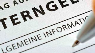 Umständliche Papierformuare sollen beim Elterngeld schon bald der Vergangenheit angehören (adobe.stock.com)