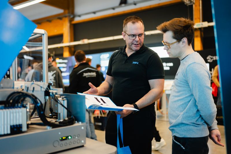 Gerade der fachliche Austausch unter den Schraubexperten ist das, was die Regionalmesse Schraubtec ausmacht. (Bild: tinografiert)