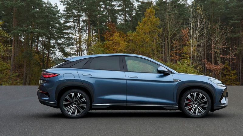 Mit seinen Abmessungen ist er ein Konkurrent für den neuen Audi Q6 oder den BMW iX3, aber auch für den Tesla Model Y. (Bild: BYD)