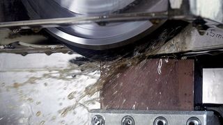 Das NC-Formschleifen ermöglicht die 
Herstellung komplexer Oberflächenkonturen 
durch eine NC-Daten-gesteuerte, zeilen-
förmige Zustellung.  (Bild: ISF)