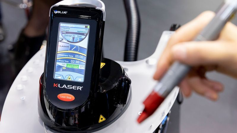 Im Projekt „MobDi – Mobile Desinfektion“ wird ein Roboter entwickelt, der Oberflächen automatisiert reinigen und desinfizieren soll. Dabei wird unter anderem auch kaltes Plasma eingesetzt.(Bild:  Messe Düsseldorf/Andreas Wiese)