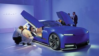 JLR hat im Münchener Haus der Kunst die Studie „Jaguar 00“ erstmals in Deutschland präsentiert. (Bild: JLR)