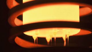 Volumentechnisch ist der Markt der glasfaserverstärkten der größte auf dem FVK-Sektor. Experten des Instituts für Textiltechnik der RWTH Aachen University (ITA) haben sich deshalb Gedanken gemacht und eine induktiv beheizte Glasfaser-Produktionsanlagen entwickelt, über die sie auf der JEC World 2019 in Halle 5 am Stand D17 informieren werden. Hier ein Blick auf das induktiv beheizte sogenannte Bushing während des Spinnvorgangs. (ITA)