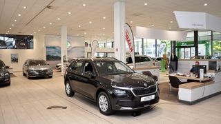 Schwächelnde Umsätze im Fahrzeugvertrieb, das Werkstattgeschäft als Stabilitätsanker: Deutschlands Autohäuser rechnen auch für den Februar mit einem anspruchsvollen Geschäft. (Simon/»kfz-betrieb«)