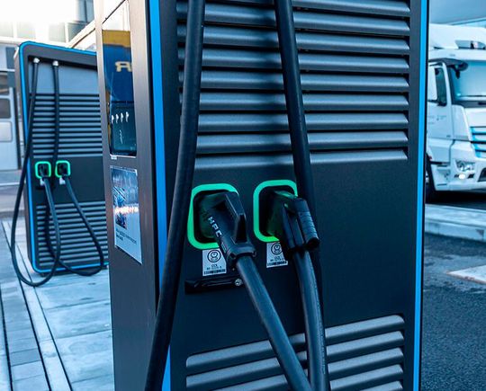 Forscher des Fraunhofer ISI haben jetzt ermittelt, dass es in Deutschland mindestens 1.000 Schnellladestationen für Elektro-Lkw zu wenig gibt, um die EU-Vorgaben bis 2030 zu erfüllen.(Bild:  W. Kürner)