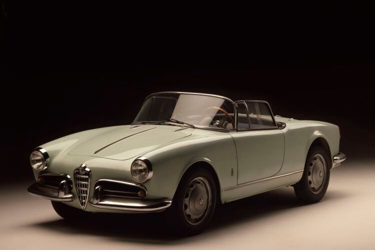 1954 stellte Alfa Romeo die neue Giulietta als Limousine vor. Ein gutes Jahr später folgte die offene „Giulietta Spider“. 1959 erhielt die Baureihe ein Facelift: Die Karosserie der Spider-Version wurde unter anderem hinter den Türen um rund 5 Zentimeter verlängert. (Bild: FCA)