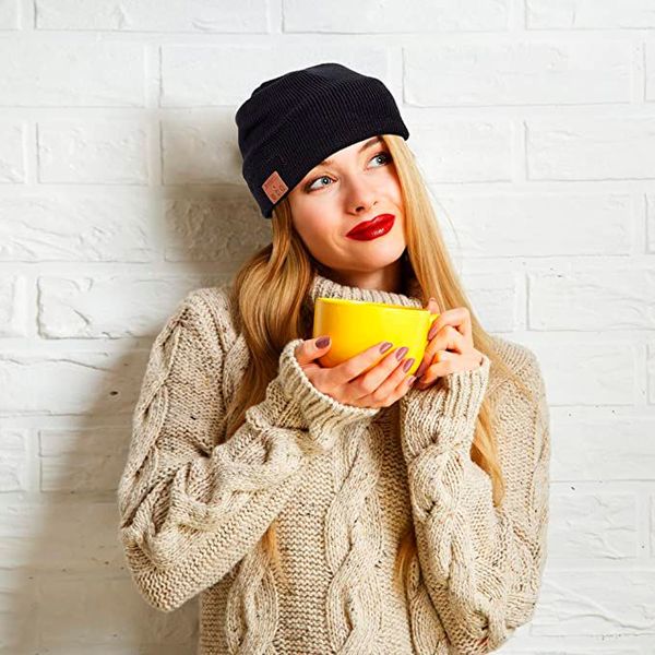 Bei der Bluetooth-Strickmütze für Männer und Frauen sind Stereo-Kopfhörer und Headset direkt in die Mütze integriert. Die Verbindung mit dem Smartphone funktioniert über Bluetooth. So ist es möglich, Musik zu hören und Anrufe entgegenzunehmen. Das eingebaute Mikro ist mit Echo- und Geräuschunterdrückung ausgestattet. Der integrierte Li-Io-Akku läuft im Standby bis zu 60 Stunden und lässt sich über USB wiederaufladen. Die Bluetooth-Strickmütze von Sharon ist Preis-Leistungssieger bei vergleich.org. Der Preis liegt bei ca. 20 Euro. (Bild: Sharon / gefunden auf amazon.de)