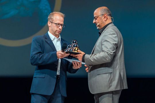 Peter Gruhle von BHS Corrugated GmbH (links) bekommt seinen SCM-Award von Bilgin Kilic.(Bild:  IFM Business Solutions / G. Bender)