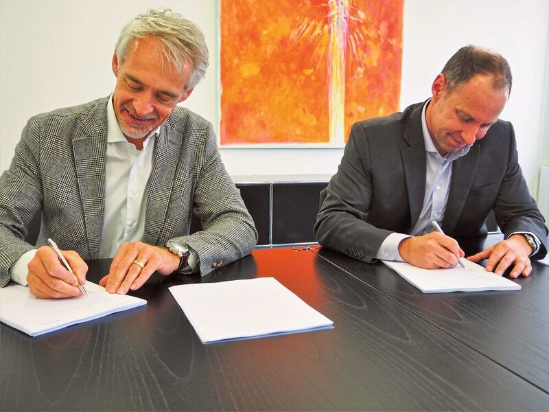 Roger A. Bachmann und Sébastien Perroud, CEO und VRP IAR Group, bei der Vertragsunterzeichnung. (Bachmann Engineering)