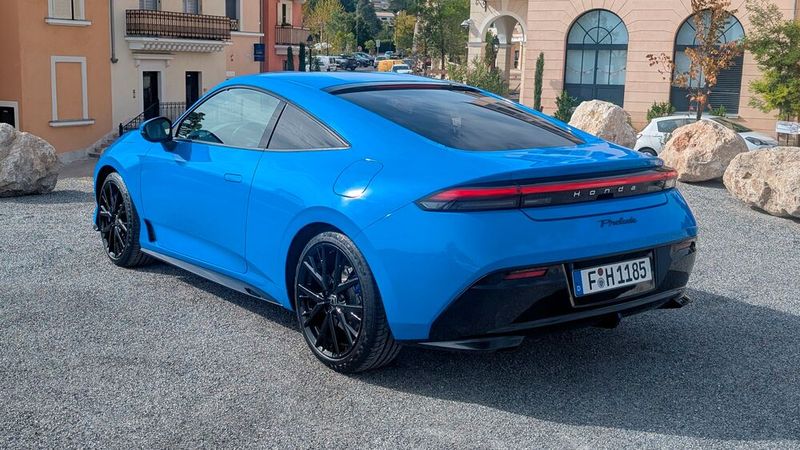 Die Karosserie ist breit und niedrig. Erhältlich ist der Prelude in vier Außenfarben: Im Foto zu sehen ist die Lackierung Racing Blue Pearl. (Bild: Mauritz – VCG)