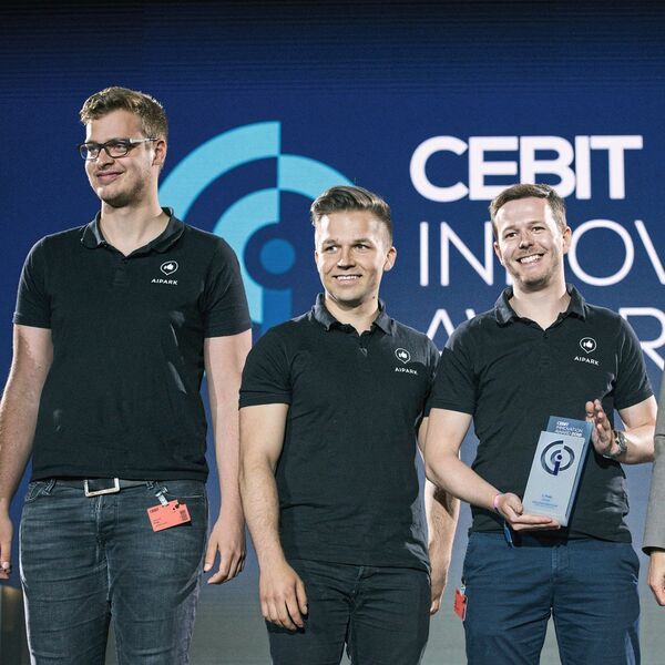 2018 gewann Aipark, eine cloudbasierte Anwendung zur Parkplatzsuche, den Cebit Innovation Award. Anja Karliczek, Bundesministerin für Bildung und Forschung (r.), überreicht auch im nächsten Jahr den Preis. (Deutsche Messe AG)