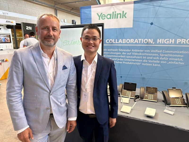 Franjo Vukoja (ALLNET) mit Joe Chi (Yealink). (Bild: Vogel IT-Medien GmbH)