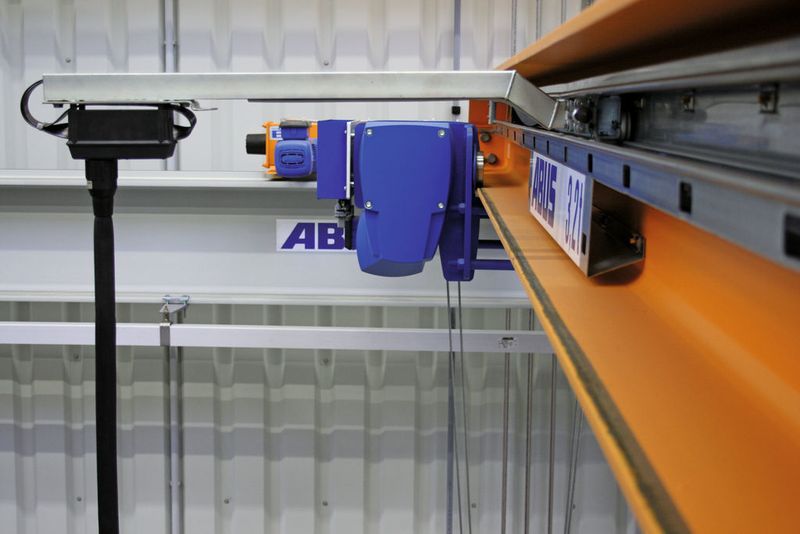 Die Hebelkräfte des Mitnehmerarms werden vom kugelgelagerten Steuerwagen an die Führungsschiene übertragen.  (Bild: Abus)