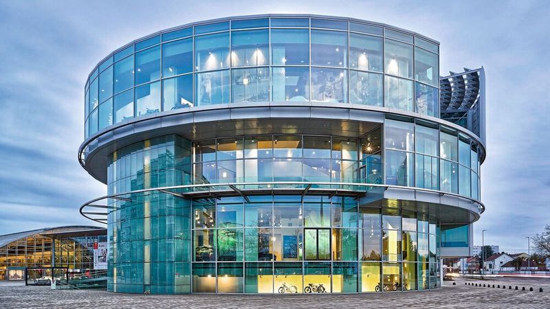 Im Audi museum mobile gehen historische Exponate und zeitgemäße Präsentationsformen eine spannungsreiche Symbiose ein, die den Gang durch die Vergangenheit zu einem ebenso informativen wie kurzweiligen Erlebnis werden lässt. (Bild: Audi)