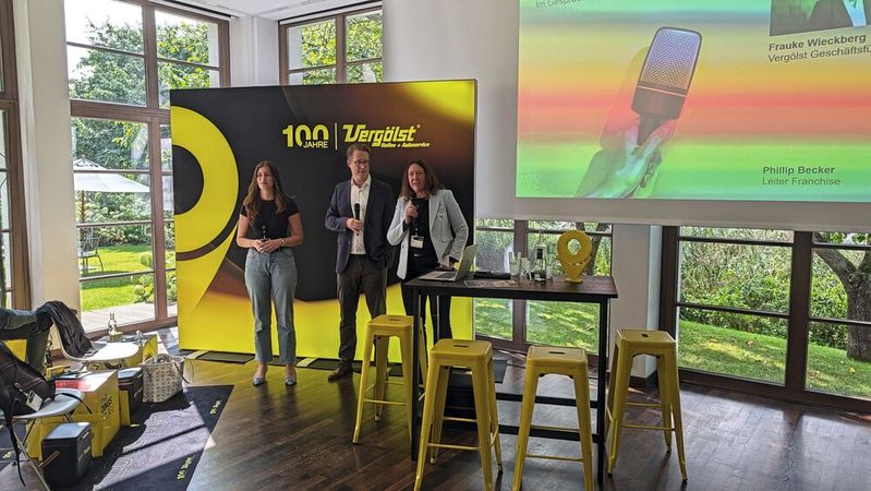Auf insgesamt drei regionalen Partnertagungen – hier am 2. September in Garbsen – stellten Vergölst-Geschäftsführerin Frauke Wieckberg (rechts) und Franchiseleiter Phillip Becker, unterstützt von Sales-Trainee Jacqueline Koch, die Strategie des Unternehmens vor.(Bild:  Rosenow – VCG)
