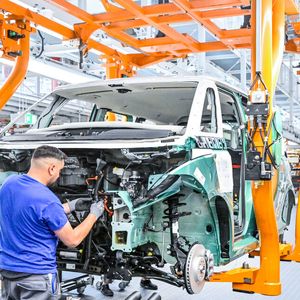 Volkswagen Nutzfahrzeuge fertigt jetzt auch den batterieelektrischen ID Buzz im Werk in Hannover.(Bild:  Henning Scheffen/Volkswagen Nutzfahrzeuge)