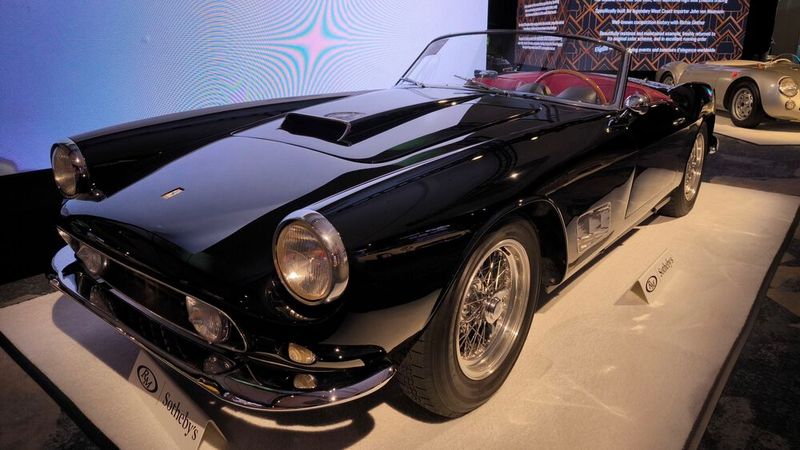Dahinter folgte ein Ferrari 250 GT LWB California Spider von 1959, der es auf einen Preis von 5,08 Mio. Euro brachte. Von der ersten Serie entstanden zwischen 1957 und 1960 nur 50 Exemplare. Als Antrieb diente ein Zwölfzylindermotor mit einem Hubraum von 2.953 cm³ (Bohrung × Hub: 73 × 58,8 mm). Der Zylinderbankwinkel beträgt 60 Grad. Jede Zylinderreihe hat eine obenliegende Nockenwelle, die von einer Kette angetrieben wird. Die Motorleistung beträgt 240 PS/177 kW. (Bild: classic analytics)