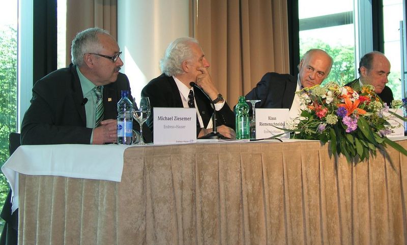 Das Management-Board von Endress und Hauser präsentiert die Zahlen des abgelaufenen Geschäftsajrehs und die künftige Strategie (v.l.n.r.) Michael Ziesemer, COO; Verwaltungsratspräsident Klaus Riemenschneider; Klaus Endress, CEO, und Fernando Fuenzalida, Chief Financial Officer.  (Bild: Jablonski / PROCESS)