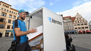 Kann seine Automotive-Abstammung nicht verleugnen: das Elektro-Lastenrad „eCargo“ von Automobilzulieferer Mubea, mit dem Hermes in Leipzig Tests auf der „letzten Meile“ durchgeführt hat. (Hermes)