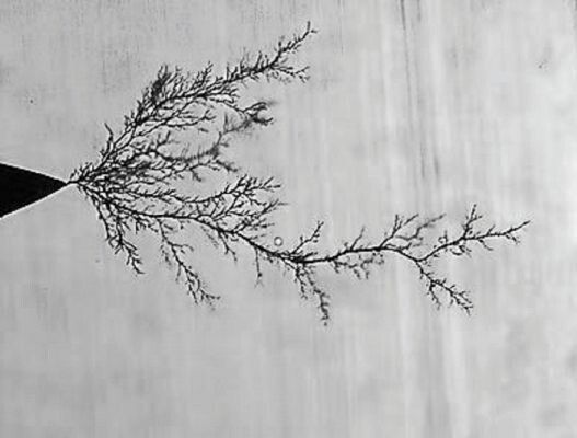 Bild 6: Ausbildung eines leitfähigen Pfades auf oder in Isolationsmaterialien (Bild: CMC)