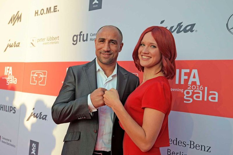 Profiboxer Arthur Abraham und Miss IFA (Messe Berlin)