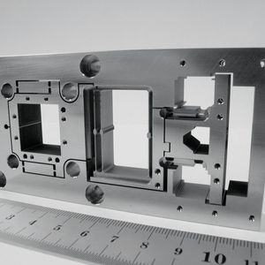 Dieser mechanische «Bewegungsuntersetzer» mit einem Unter­setzungsverhältnis von 100 : 1 reduziert Mikrometerhübe des Stell­antriebs zu ausgangsseitigen Nanometerhüben.