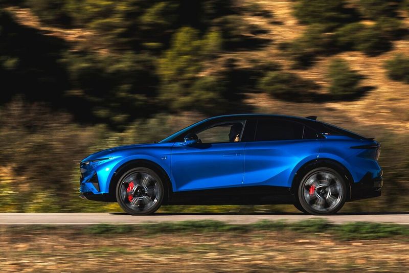 Der 4,62 Meter lange A390 mit fünf Türen bewegt sich formal zwischen SUV und Coupé. (Bild: Alpine)