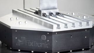 Dieses Spannsystem, das Forscher am Fraunhofer-Institut für Produktionstechnologie IPT in Aachen entwickelt haben, ist quasi ein cyberphysisches Produktionssystem. Es dämpft auftretende Schwingungen im Fräszprozess während der Bearbeitung um gut 70 %, heißt es. Entwickelt wurde es im Rahmen des Projekts „Fixtronic“ (Fraunhofer-IPT)