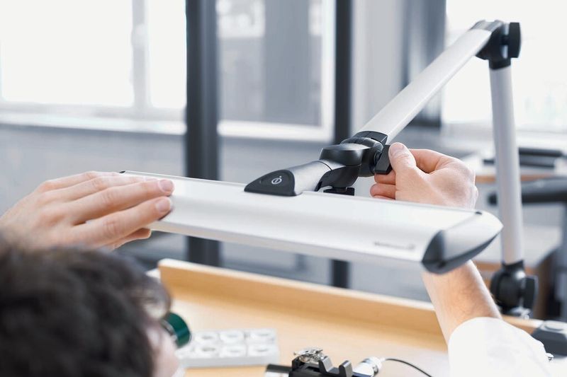 Die Dimm-Funktion sorgt für angepasst Lichtverhältnisse, das ausbalancierte Gestänge ermöglicht zudem eine individuelle Positionierung der Leuchte. (Bild: Waldmann)