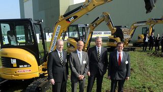 Spatenstich in Obersontheim (v.l.n.r.): Kärcher-Geschäftsführer Thomas Popp, Landrat Gerhard Bauer, Vorsitzender der Kärcher-Geschäftsführung Hartmut Jenner und Bürgermeister Siegfried Trittner. Bild: Kärcher (Archiv: Vogel Business Media)