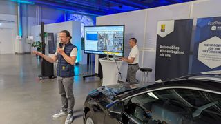 Thomas Kulle (links) und Tim Essig von der DAT präsentieren hier Silver-DAT Connect auf den Automotive Business Days in Würzburg. (Bild: Rosenow – VCG)