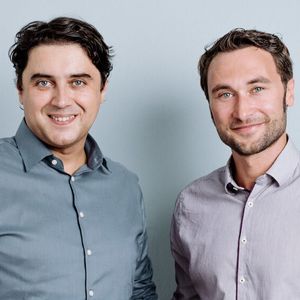 Jasmin Skenderi (links) ergänzt die Geschäftsführung von Cybus mit CEO Peter Sorowka als neuer CTO.(Bild:  Jens Wittenburg/Cybus)