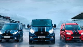 Mit seinen zwei markanten Sportstreifen führt der Transit Custom Sport (Bildmitte) die „Transit Sport“-Modellfamilie an, bestehend aus dem Transit Courier Sport, dem Transit Connect Sport (links) und eben dem Transit Custom Sport. (obs/Ford-Werke)