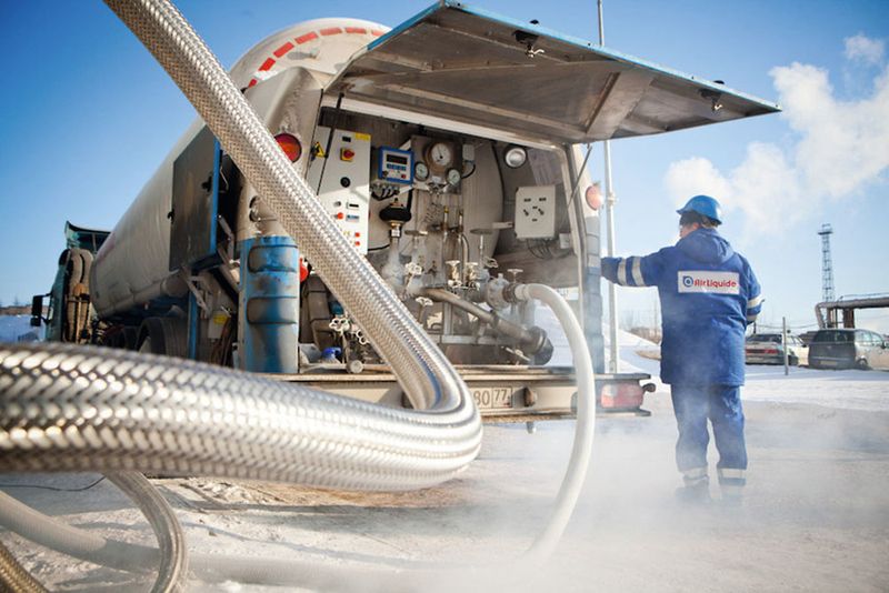 Abb. 2: Individuell auf unterschiedliche Kundenbedürfnisse zugeschnittene Service-Dienstleistungen bietet Air Liquide z.B. mit der Lieferung zu multiplen Verbrauchsorten oder mit Just-in-Time-Lieferungen. (Stephane REMAEL / MYOP / Air Liquide)