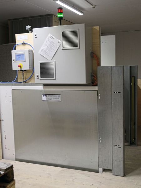 Schaltschrank des Einblasmoduls mit dem kompakten 7 Zoll Bedienpanel von Sigmatek (Bild: Lion Communication)