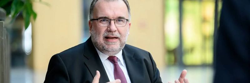 Siegfried Russwurm, Präsident des BDI, war bei der Kabinettsklausur in Meseberg zugegen. Jetzt fürchtet er wegen der dramatischen Energiepreisentwicklung, die Ihresgleichen in der Geschichte sucht, um die Existenz vieler Unternehmen. Hier mehr über die Lage und was man tun könnte.