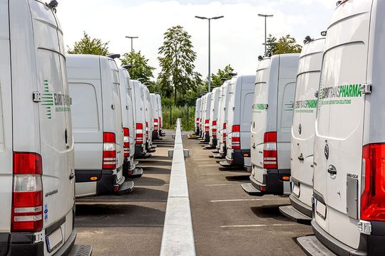 Über 60 Lkw und Transporter sind seit Februar 2024 für Eurotranspharma auf Deutschlands Straßen unterwegs – Mitte des Jahres sollen es 370 Fahrzeuge sein.(Bild:  Eurotranspharma)