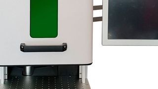 Durch seine geringen Maße von 43 cm × 67 cm × 70 cm ist der Tischlaser LAS 22-1 überall einsetzbar. (Systemtechnik Hölzer)