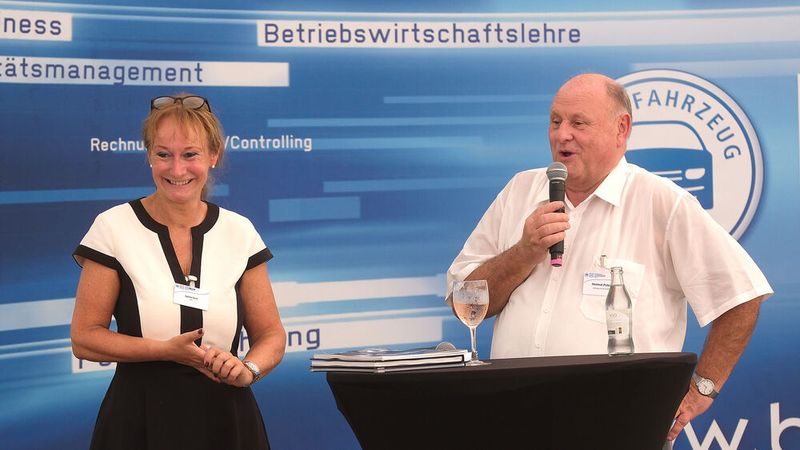 Gute Stimmung bei Schulleiterin Sylvia Gerl und Vorstandsvorsitzendem Helmut Peter (beide BFC) zur Entlassung der BFC-Absolventen 2026(Bild:  Zietz – VCG)
