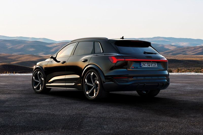Audi verspricht durch eine veränderte Zellchemie sowie eine andere Verarbeitung der Zelle mehr Reichweite: Die SUV-Variante e-tron 55 legt von 411 auf bis zu 580 km zu. Die etwas aerodynamischere Sportback-Version e-tron 55 soll bis zu 600 km schaffen. Ein Reichweiten-Plus von 30 Prozent. Dabei fügt die größere Batterie dem Fahrzeuggewicht lediglich 20 kg hinzu. Aerodynamische Verbesserungen reduzieren den cW-Wert um einen Zehntel Punkt. Der Luftwiderstandsbeiwert liegt beim SUV bei 0,26 und beim Sportback bei 0,24.  (Bild: AUDI AG)