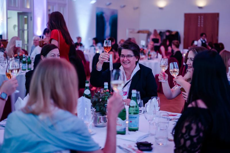 … und natürlich den ganzen Abend über bei bester Laune zugeprostet. (Bild: www.hamann.photo)