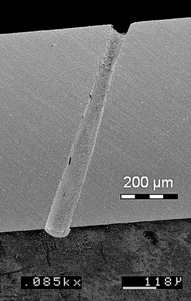 Mit Ultrakurzpulslaser (Wellenlänge 532 nm, Pulsdauer 10 ps) hergestellte Bohrungen mit 70 µm Durchmesser in 1 mm  dickem Chrom-Nickel-Stahl. Bild: IFSW/FGSW (Archiv: Vogel Business Media)